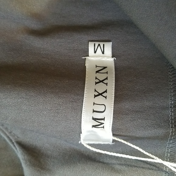 Muxxn Boutique NWT Medium Grey Dress with Slit in Back - Picture 6 of 8